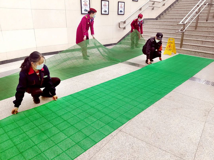 2号线循礼门站铺设防滑垫。通讯员供图