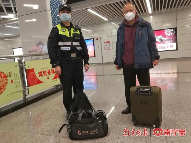 地铁公安民警帮助黄先生找回遗失的行李