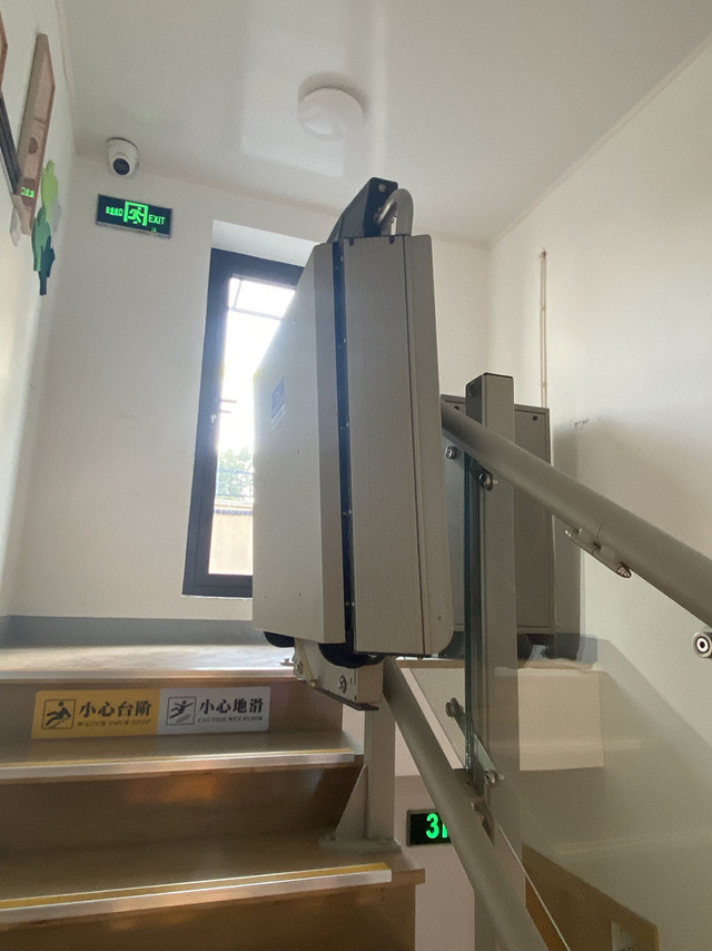 虹口区特殊教育指导中心为爬楼困难的学生准备的特大号爬楼机。澎湃新闻记者 薛莎莎 图