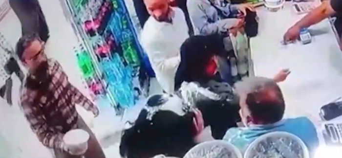 女子被泼酸奶视频截图