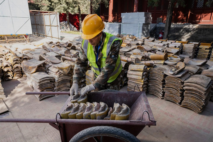 2月19日，太庙享殿身后的祧庙也在进行保护性修缮，殿宇屋顶的底瓦、筒瓦、滴水、勾头等都小心翼翼地揭取下来堆放一边，等待修缮完成后再回原位。