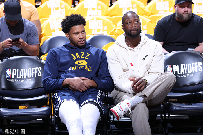 韦德（右）成为了爵士队的小老板。