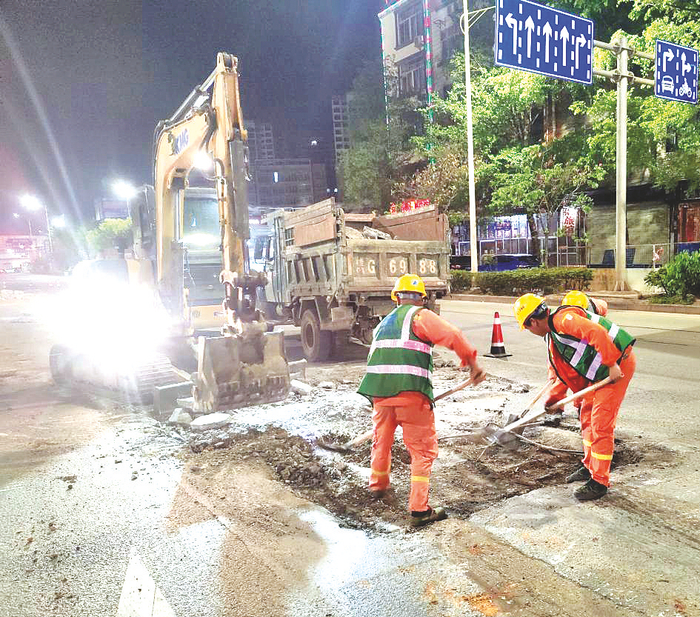     路面修复队工人正在对破损路面进行清渣挖除。（南宾公路项目五分部供图）