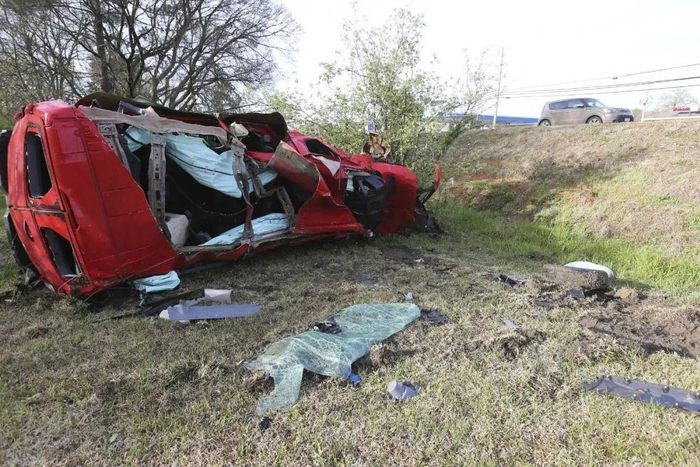 ▲当地时间2023年4月1日，美国密西西比州，一辆汽车被龙卷风摧毁。图/视觉中国