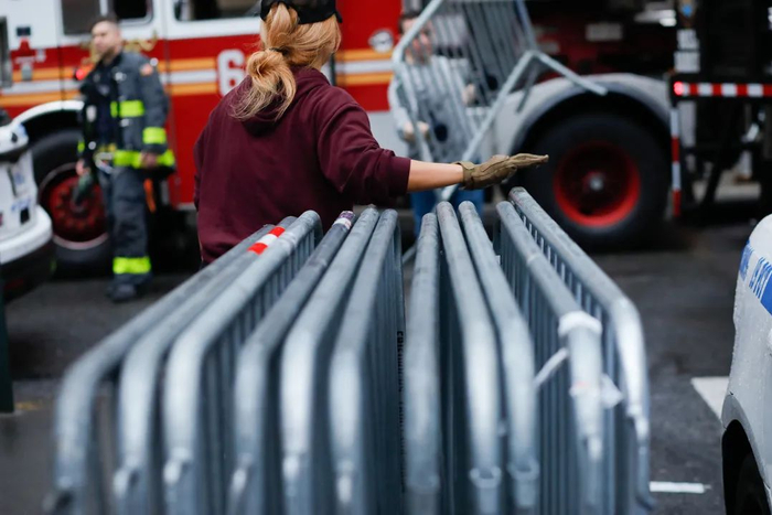 当地时间2023年4月1日，美国纽约，纽约警察局的工作人员在曼哈顿地区检察官办公室外设置了路障。&nbsp; 视觉中国 图