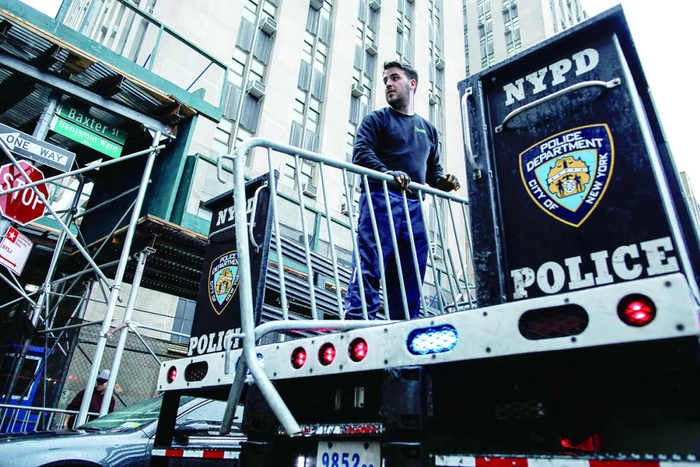 4月1日，美国纽约警察局工作人员在曼哈顿地区检察官办公室外设置路障。图源：视觉中国