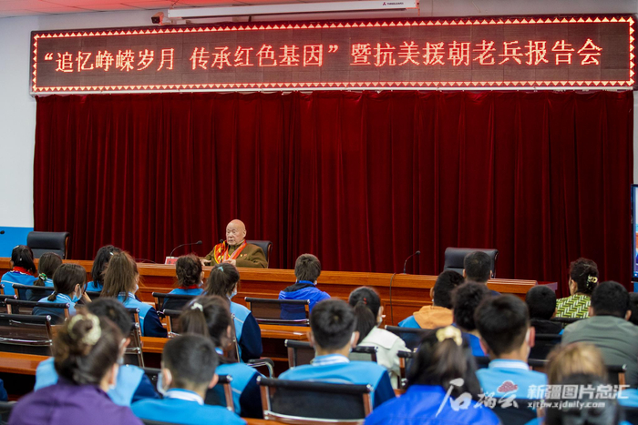 3月31日，克孜勒苏柯尔克孜自治州老干部宣讲团成员黄德山在阿图什市阿扎克镇中学宣讲。谢智 摄