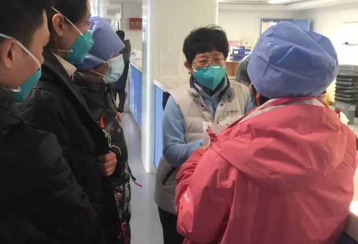 2020年支援武汉抗疫时期，乔杰参与隔离病房考察与流程设计。（图源：北医官网）