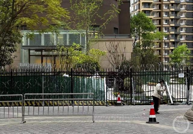 4月3日，上周被推倒的御龙山一二期与滨江壹号之间的“隔离墙”，已经加固修复。图片来源/受访者供图