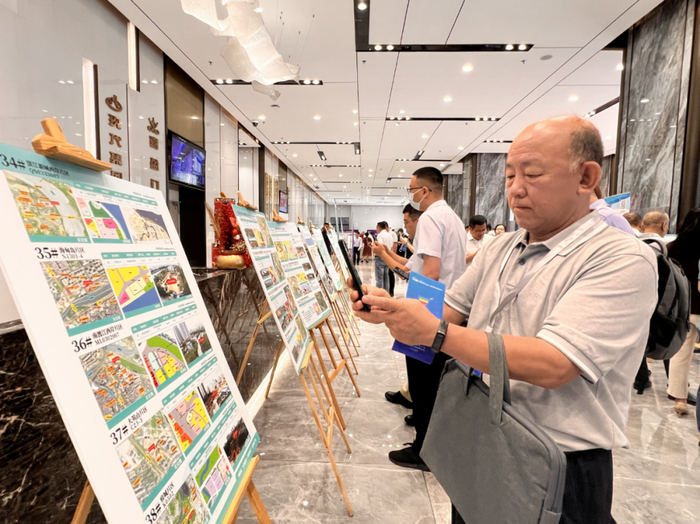 展板上的地块信息引起了投资商浓厚兴趣。陈标志/摄