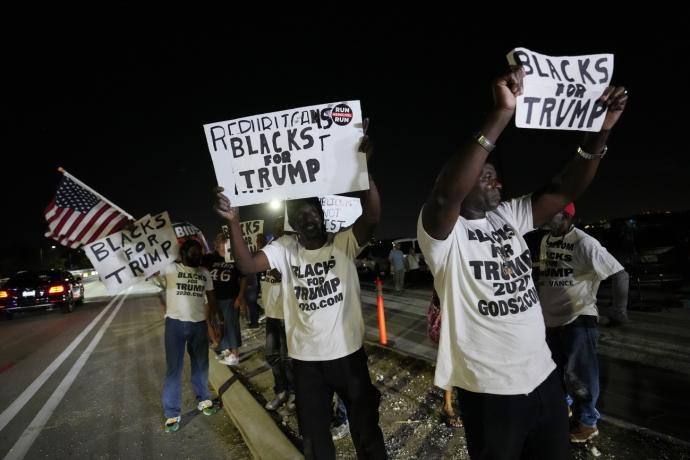 一批非裔支持者在海湖庄园附近声援特朗普。图自美联社