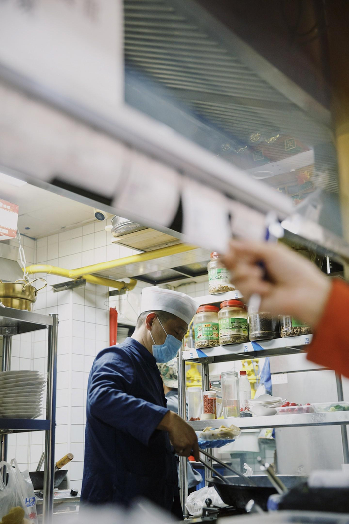 　3月28日，天桥市民广场旁，郭建军在制作灌肠。新京报记者郑新洽摄