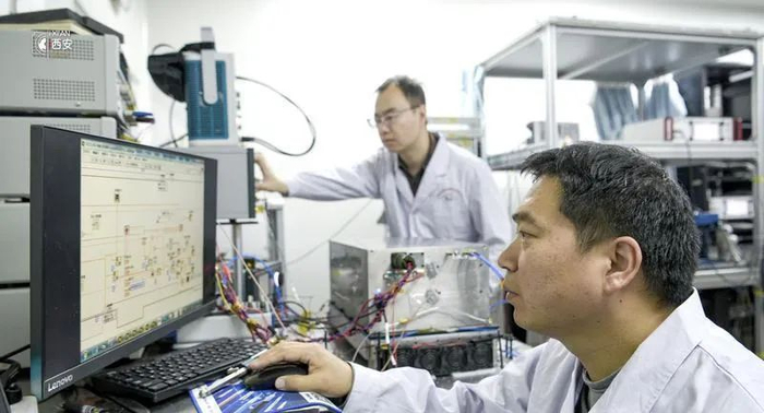 工作人员在国家授时中心铯喷泉频率基准实验室进行试验。