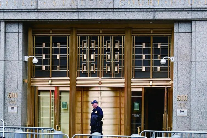 1日，纽约警察在曼哈顿地区检察官办公室外警戒。图源：视觉中国