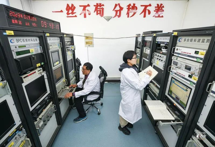 工作人员监测长短波授时信号。