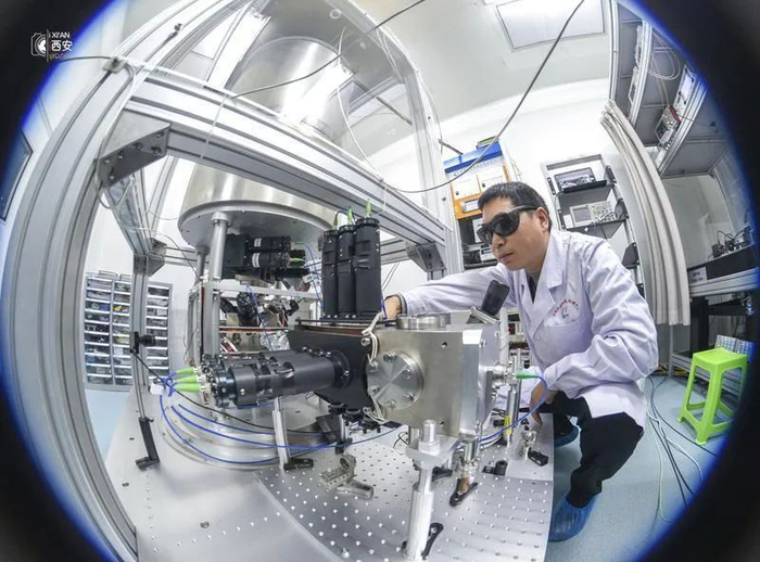 工作人员调整铯原子喷泉钟的激光冷却设备。