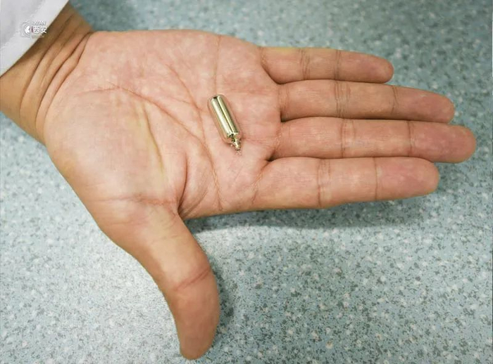 工作人员展示即将更换的铯原子泡。