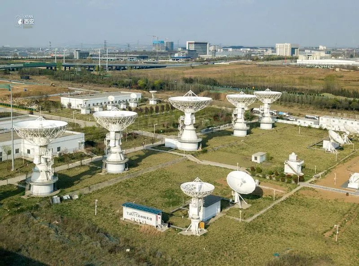 中国科学院国家授时中心通过地面信号接收天线接收卫星授时信号。