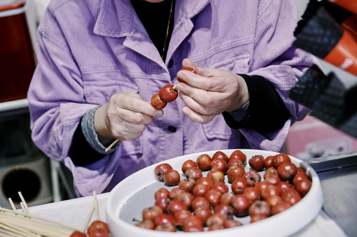3月25日，五道营胡同，周培玉正在店里制作糖葫芦。新京报记者郑新洽&nbsp;摄