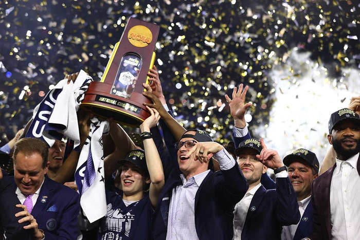 康涅狄格大学举起队史第5座冠军奖杯。  图/视觉中国