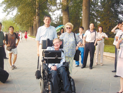 2006年，霍金和他的私人助理朱迪以及吴忠超在颐和园。