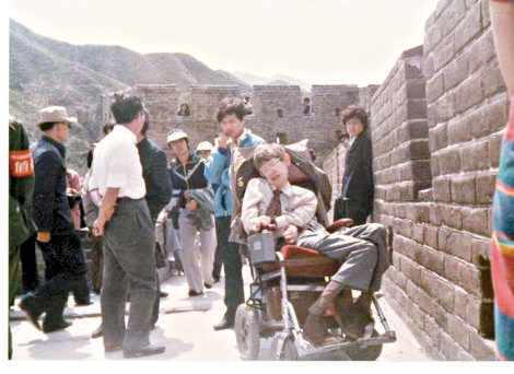 1985年霍金在长城，白色上衣背朝镜头的是梁灿彬教授。