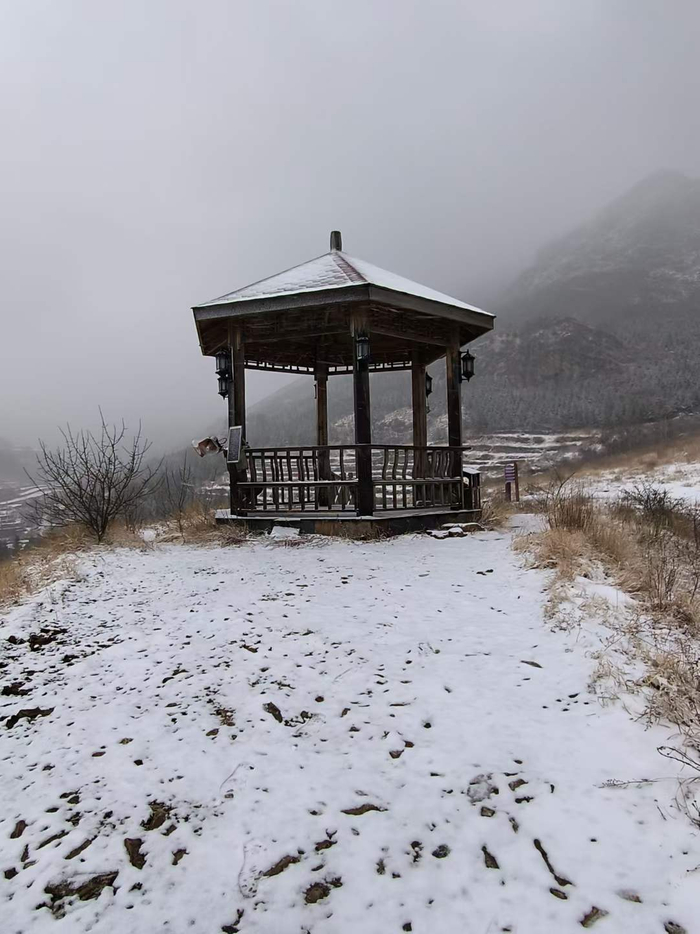 4月4日，门头沟区灵山周边出现小规模降雪。门头沟区委宣传部供图