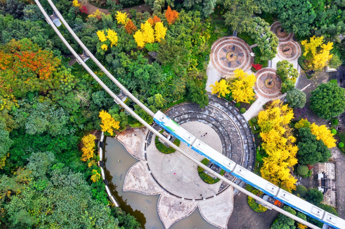 轨道交通2号线穿过中华美德公园 解国清 摄