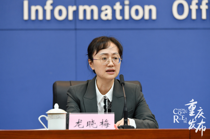 龙晓梅介绍有关情况 邹乐 摄