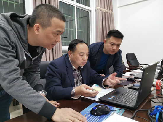     郭伟民（中）悉心指导身边的民警办案。公安部新闻宣传局供图