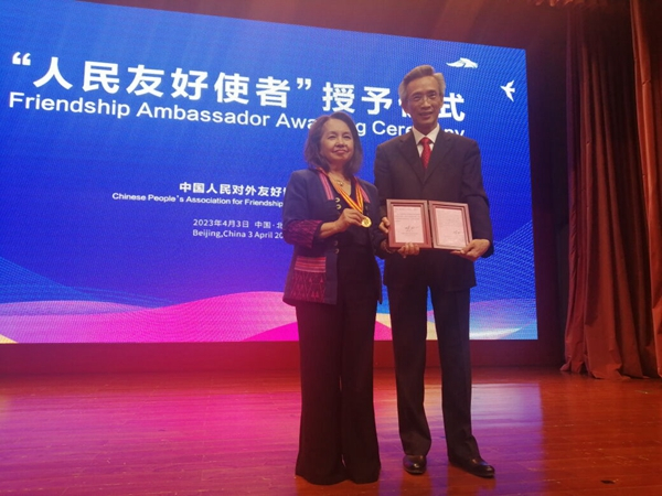 4月3日，中国人民对外友好协会会长林松添向菲律宾前总统阿罗约颁发“人民友好使者”奖章及证书。（记者 侯强 摄）