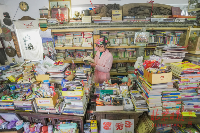 内观堂书店里，代煜在整理书籍，这里不仅是属于她自己的书店，也是她的回忆杂货铺。