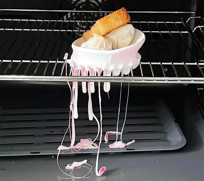 @naughtykid 微波炉专用碗在烤箱化了，还挺艺术