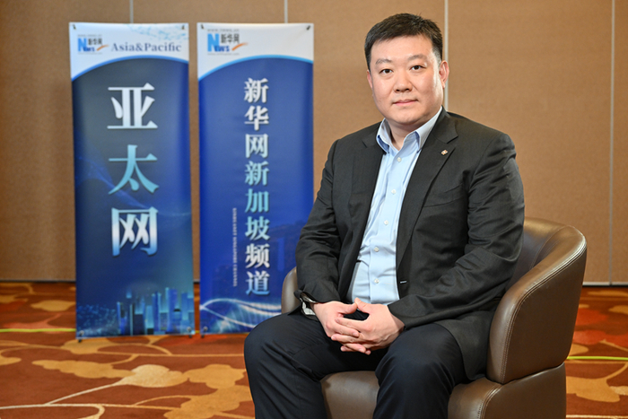 　　图为中国港湾机电装备分公司负责人刘晨在接受新华网专访（陈冰 摄）