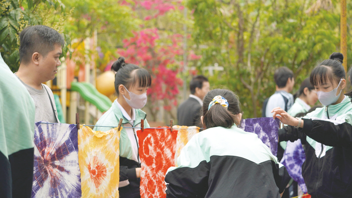     南宁市第二十六中学学生学习扎染技法，感受民族传统文化。   （学校供图）