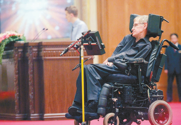 2006年6月19日，霍金在人民大会堂为6300多名听众讲解宇宙的起源。孙戉摄