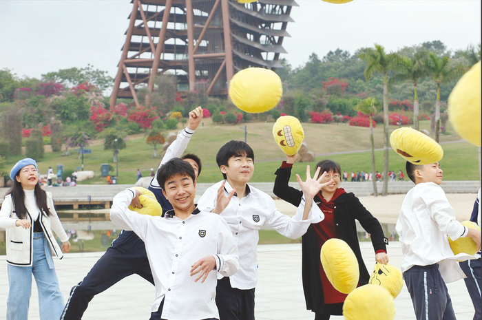     南宁市第四十九中学学生进行枕头大战，放飞心情。    （黄伟庭 摄）