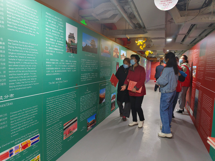 社区居民正在参观展览。新京报记者 叶红梅 摄