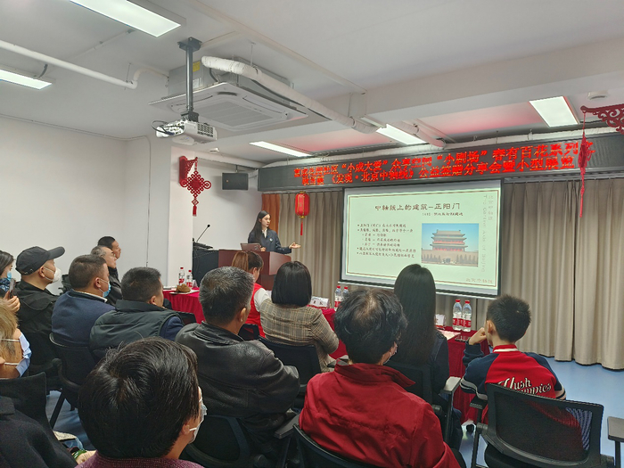 耿雪霰向社区居民介绍北京中轴线。新京报记者 叶红梅 摄