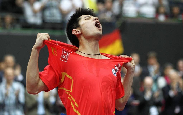 张继科撕衣庆祝。  资料图/视觉中国