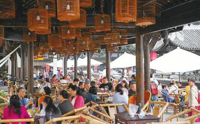 成都市井文化体验街区吸引众多市民前来喝茶休闲。 四川日报全媒体记者 衡昌辉 摄