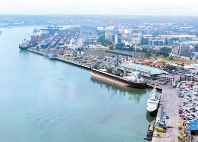 坦桑尼亚达累斯萨拉姆港远景。人民日报记者 黄培昭摄