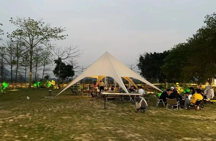 不少家庭在南山里营地度过周末