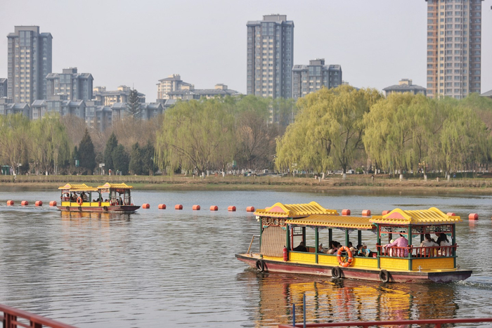 2023年3月29日，北京（通州）大运河文化旅游景区，游船从柳荫广场码头驶出。资料图片/新京报记者 王飞 摄