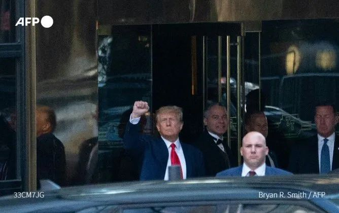 特朗普在纽约向支持者示意