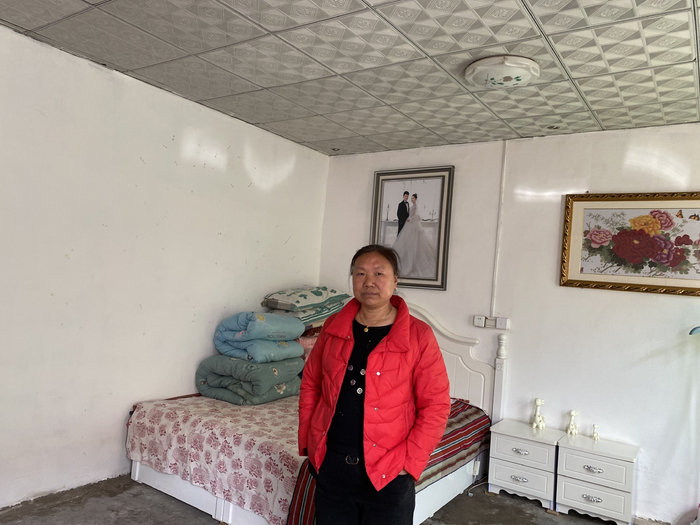 武福枝在武俊伟的房间里，说看着儿子留下的痕迹，她的内心已经少有波澜。