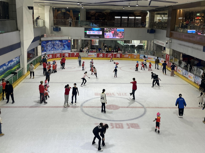 广州冰场滑冰的人不少。  新京报记者 孙海光 摄