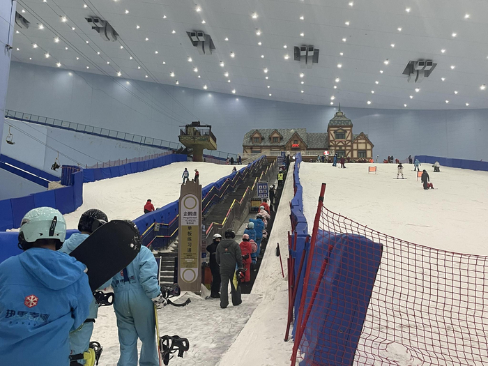热雪奇迹滑雪区整体落差66米，滑雪爱好者排队乘坐扶梯。  新京报记者 孙海光 摄