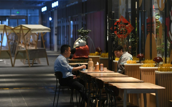 3月24日下午，隆福寺园区，游玩的年轻人停驻休息。新京报记者 王颖 摄