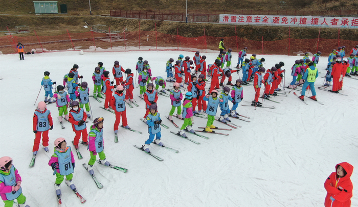 青少年在湖北恩施巴东绿葱坡滑雪场训练。  受访者供图